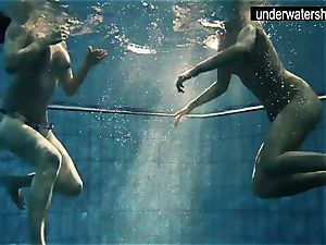 2 magnificent amateurs showing their bodies off under water
